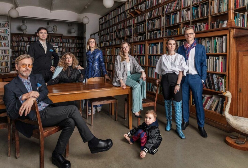 <strong>Ernst:</strong> Kavaj och byxor, Arket. Skjorta, Stenströms. Träskor, Johannes Adele. Glasögon, privata. Näsduk, Amanda Christensen. Dubbel guldring, Engelbert. Enkel guldring, Maria Nilsdotter. <strong>Pontus:</strong> Kavaj, skjorta och byxor, Filippa K. Näsduk, Stenströms. <strong>Elsa:</strong> Jacka, Max Mara. Klänning och blus, H&M. <strong>Helene:</strong> Kappa, Stand. Linne, byxor och skor, Acne Studios. Örhängen, Oscar de la Renta/Nathalie Schuterman. <strong>Andrea:</strong> Kavaj och byxor, Acne Studios. Linne, Filippa K. Pumps, Rizzo. Örhängen, Anni Lu/Nathalie Schuterman. Ring, Cartier. <strong>Anna:</strong> Blus och byxor, Rodebjer. Stövlar, Ganni. Örhängen, Yasar Aydin. Klocka och armband, Cartier. Ring, Engelbert. Blå ring och halsband, Sophie by Sophie. <strong>Sigge:</strong> Kostym, Hugo Boss. Skjorta, Arket. Scarf, Stenströms. Boots, Our Legacy. <strong>Lynn:</strong> Jacka, Mini Rodini. Hoodie, Cos. Byxor, Arket. Elsa med sin man Pontus och resten av familjen Billgren