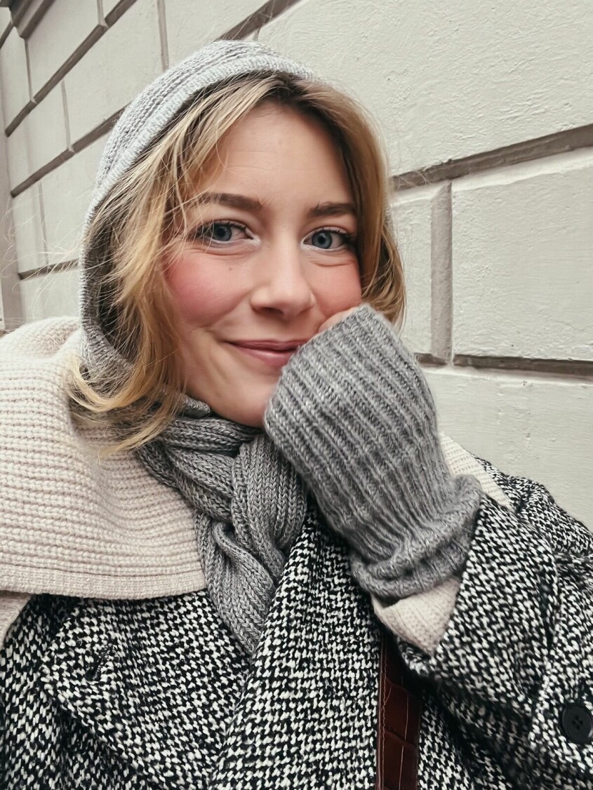 ELLEs bloggare Elsa Billgren är en av de som gärna bär balaklava under hösten och vintern. På sin blogg har hon delat med sig av sina bästa tips för att få till looken – <a target="_blank" href="https://elsa.elle.se/mode/topp-5-hostaccessoarer-och-lite-om-halloween/">läs hela inlägget här</a>. Elsa Billgren balaclava
