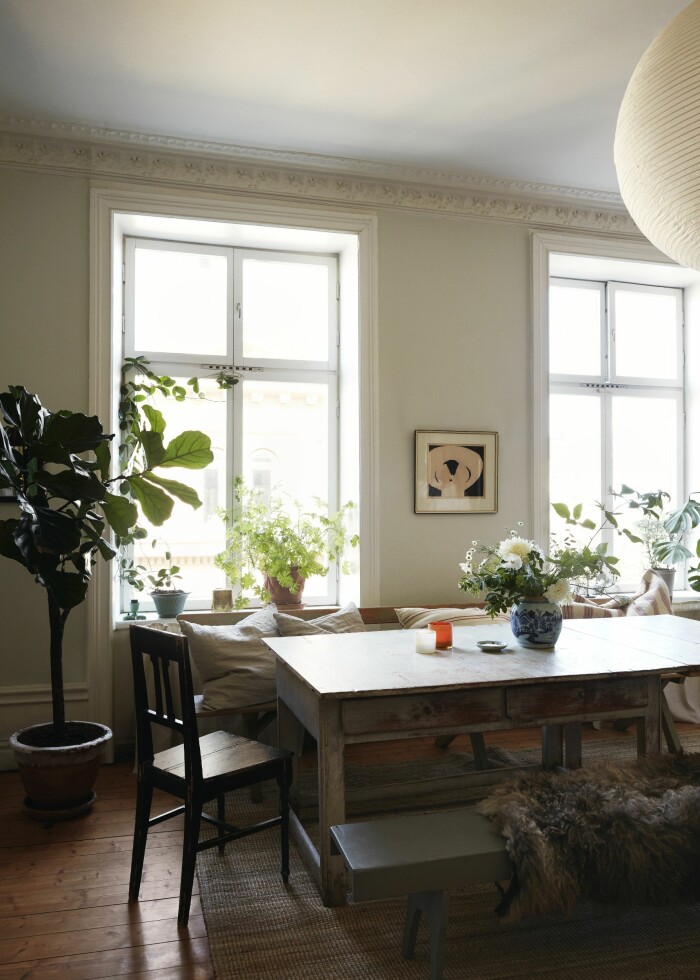 Hemma hos ELLEs Elsa Billgren på Södermalm i Stockholm bänk matbord