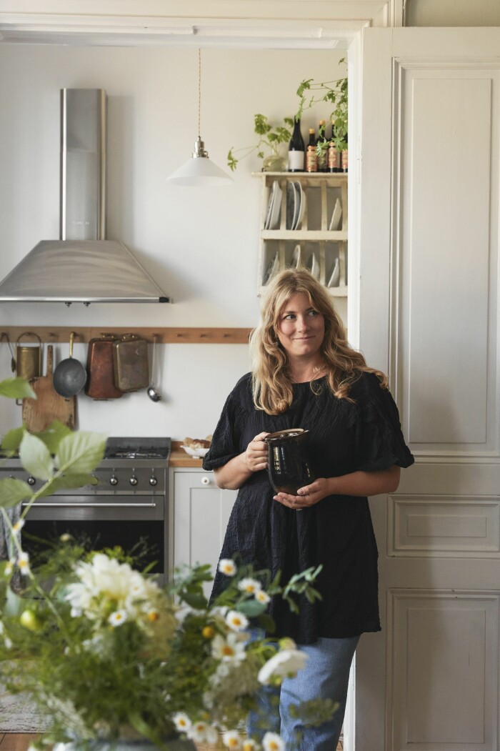 Hemma hos ELLEs Elsa Billgren på Södermalm i Stockholm i köket