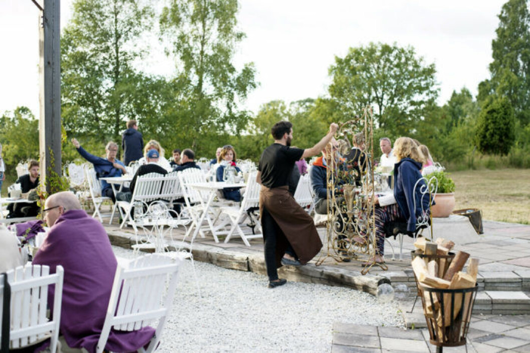 Hotel Stelors trädgård där Elsa med familj mer än gärna avnjuter god mat tillsammans. Foto Elsa Billgren Bakgården på Hotel Stelor