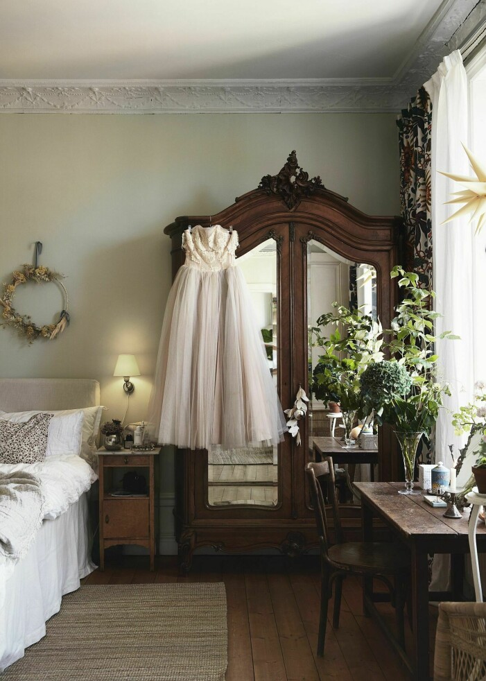 <span class=" bold" data-lab-bold_desktop="bold">Tips!</span> En annan textil som med fördel får flytta till ett upphängt läge (och boosta myskänslan!) är mattor. Foto: Idha Lindhag. Hemma hos Elsa Billgren inredningstips, klänning
