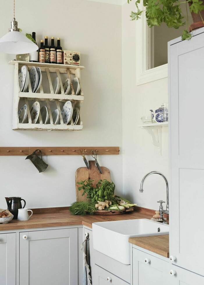 <span class=" bold" data-lab-bold_desktop="bold">Tips!</span> Sugen på att inreda med tallrikshylla men lite osäker på hur du ska gå tillväga? <a target="_blank" href="https://www.elle.se/decoration/inred-med-kokshyllan-7-snygga-och-inspirerande-ideer/7830142" class="">Missa inte vår inspirationsartikel här</a>. Foto: Idha Lindhag. Hemma hos Elsa Billgren inredningstips, lantlig charm