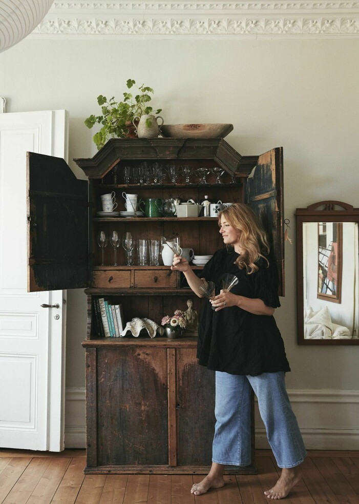 <span class=" bold" data-lab-bold_desktop="bold">Tips!</span> Inspireras av Elsa, vars vackra antika skåp är ett fyndat guldkorn från 1700-talet som sätter stilen i hela hemmet. Foto: Idha Lindhag. Hemma hos Elsa Billgren inredningstips, loppis