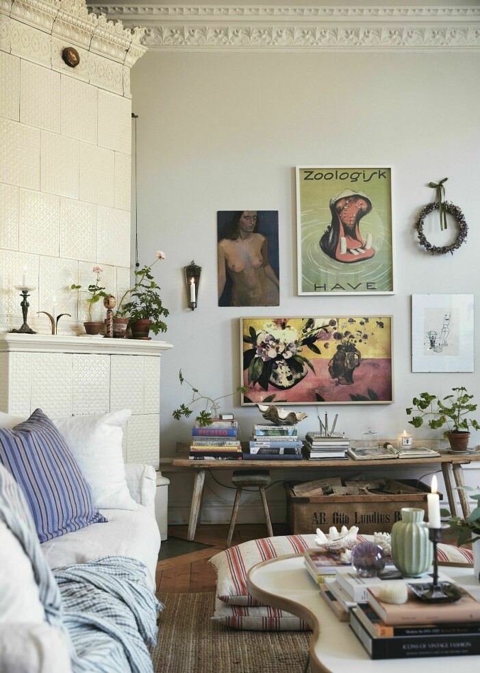 <span class=" bold" data-lab-bold_desktop="bold">Tips! </span>Addera en ledig, mer spontan känsla till tavelväggen genom en friare placering av tavlorna i blandad höjd och storlek. Foto: Idha Lindhag. Hemma hos Elsa Billgren inredningstips, tavelvägg