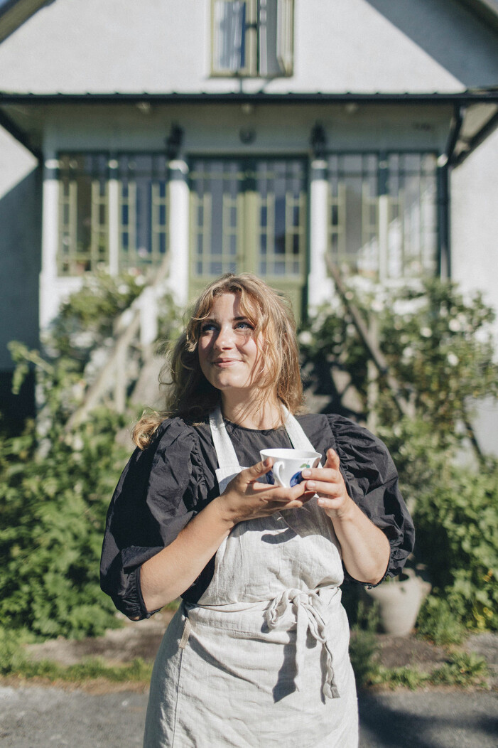 Elsa Billgren utanför sommarhuset på Gotland