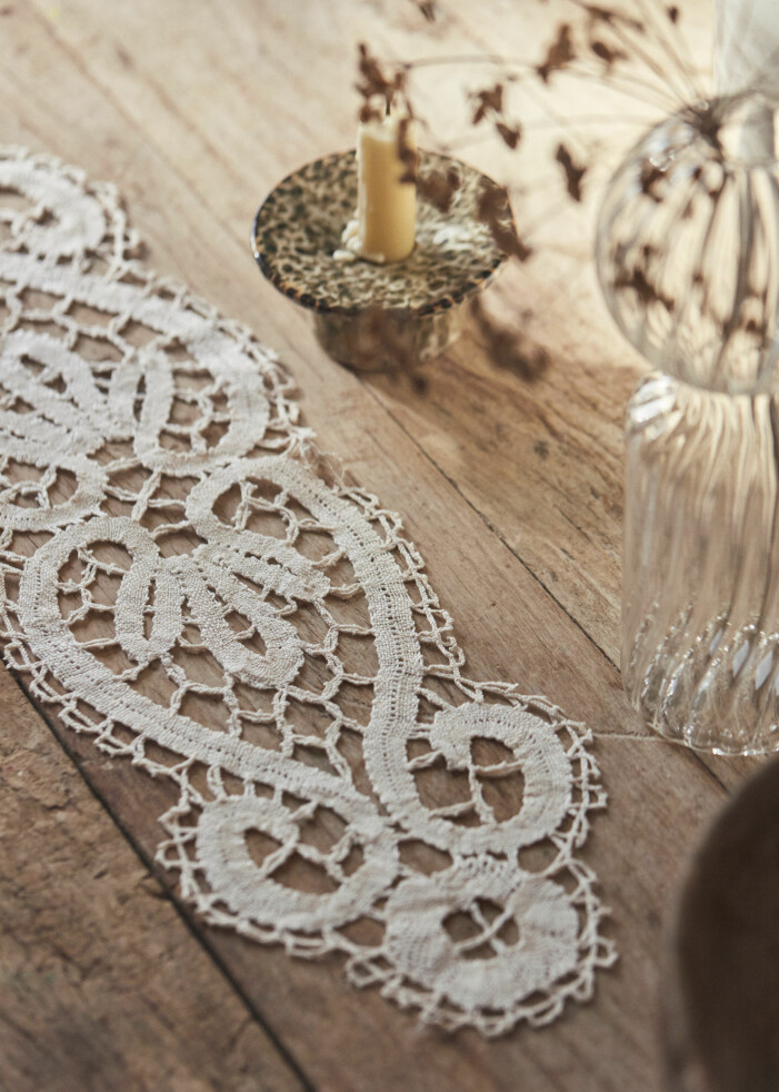 Addera en historisk och ombonad dimension i heminredningen tack vare vintage-textilier. Så inreder du sommarhuset med gamla detaljer