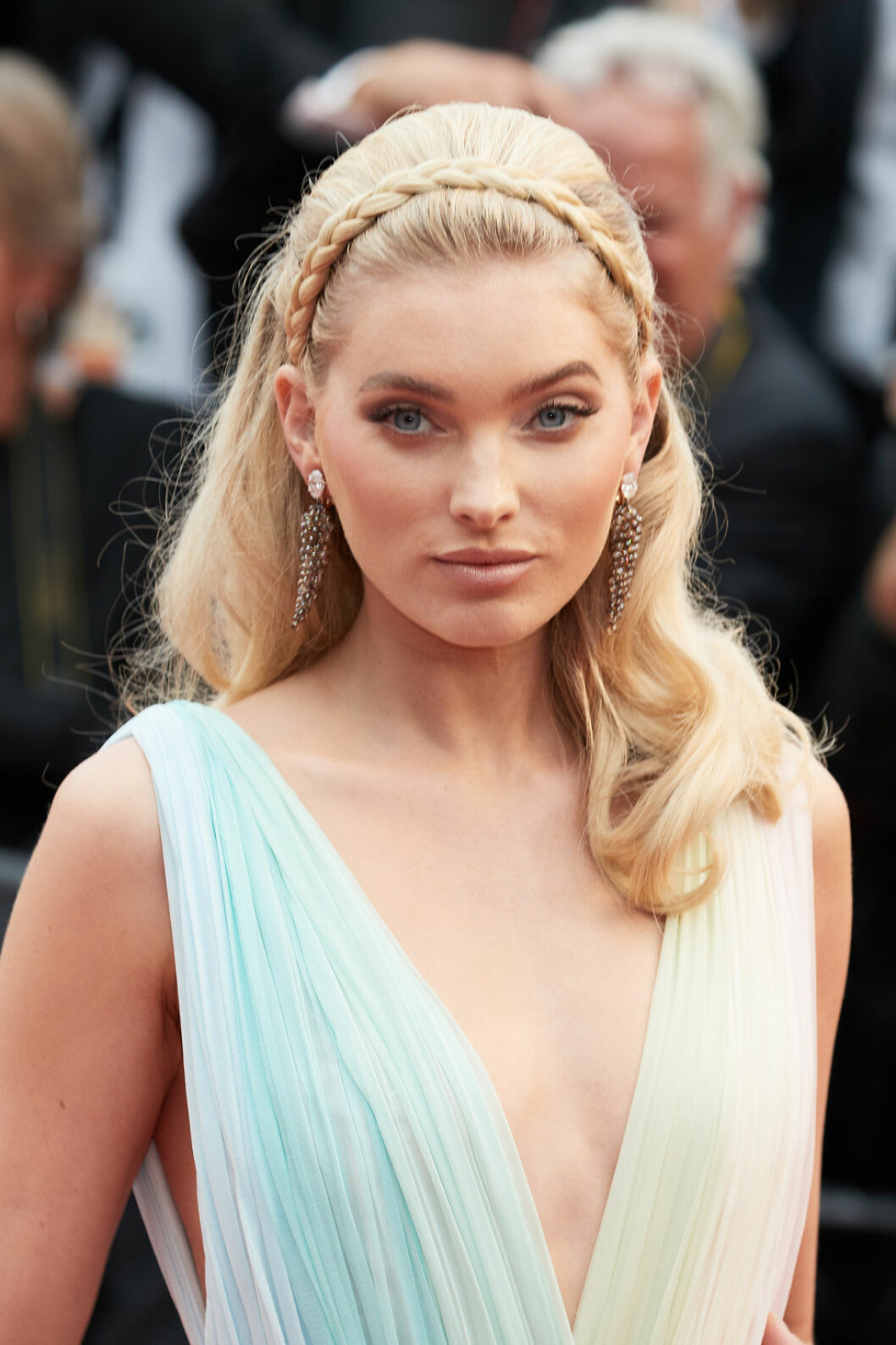 Elsa Hosk i en klänning med regnbågsfärger från Etro i Cannes 2019