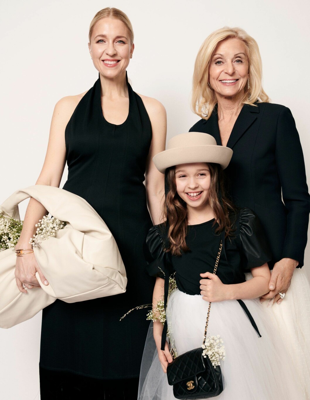 Emilia: Klänning, vintage från Céline. Väska, 23 262 kr, Bottega Veneta. Electra: Topp, privat. Kjol under, Vintage. Kjol över, privat. Hatt, 31 573 kr, och väska, 39 546 kr, båda Chanel. Agnetha: Kavaj, kjol och skor, allt Vintage Dior. Emilia i Céline och Agnetha i vintage Dior