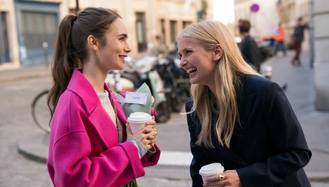 Emily och hennes kompis Camille i tv-serien. Emily in Pris age