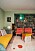 Kika in hos Emma och Dennis lekfulla och färgstarka lägenhet inred med pastellfärger på Södermalm, vardagsrum
