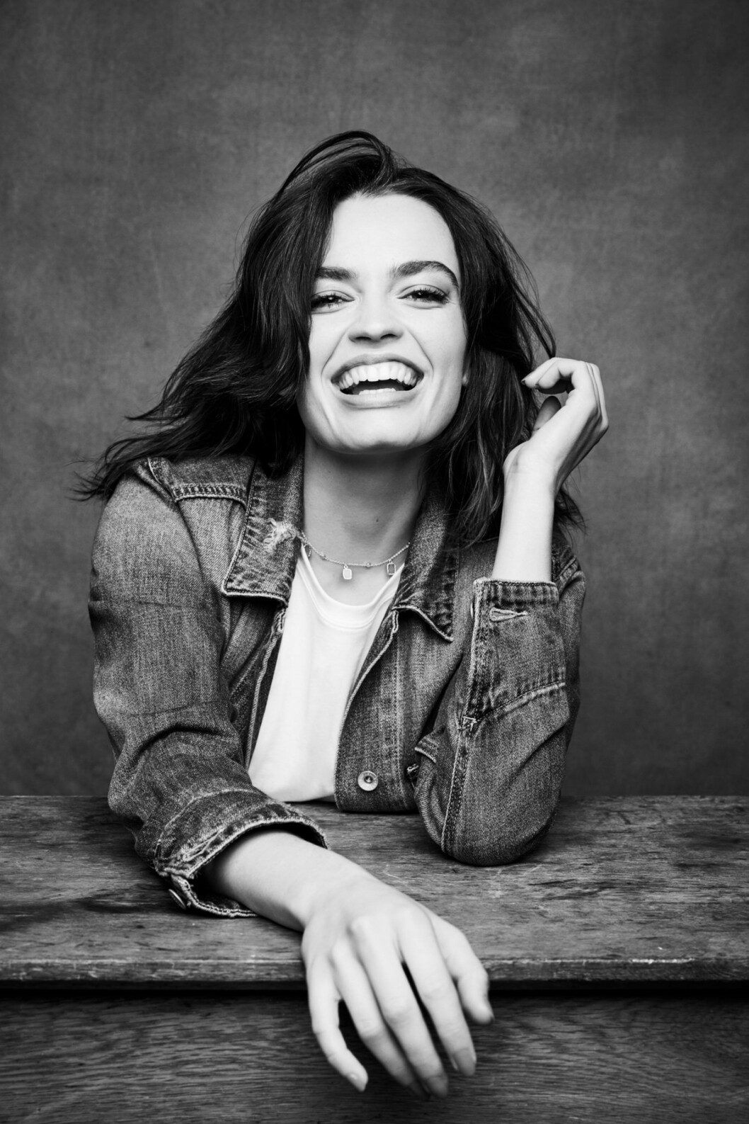 Rollen som Maeve Wiley är Emma Mackeys första. Men hon vill inte tänka på att det ör över 40 miljoner människor som sett serien. Foto: Netflix Emma Mackey aktuell i Sex Education på Netflix