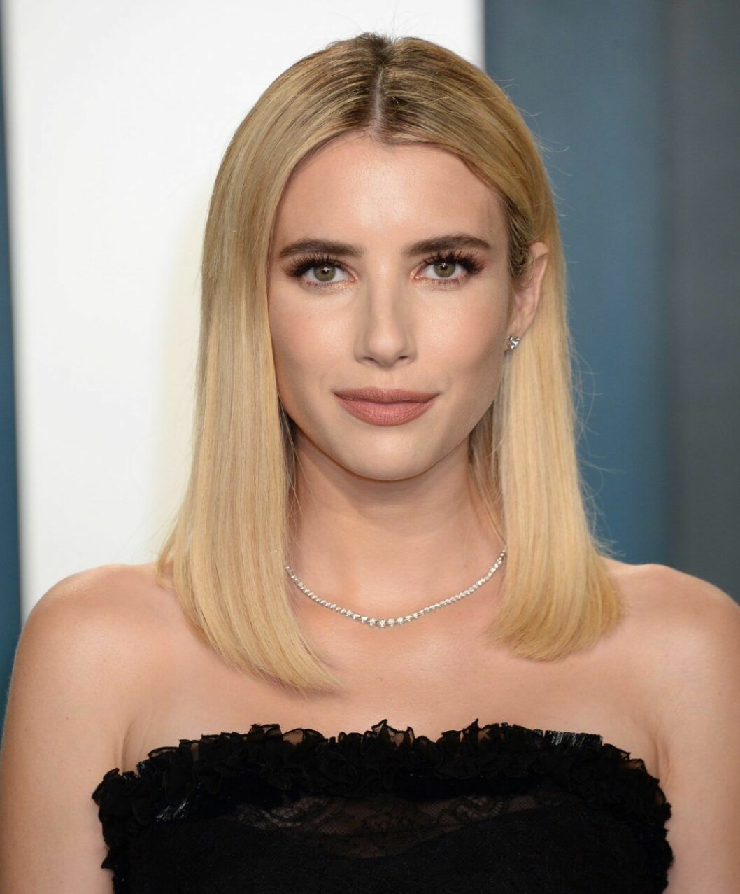 Emma Roberts i svart topp och