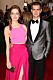 Andrew Garfield håller om Emma Stone på röda mattan