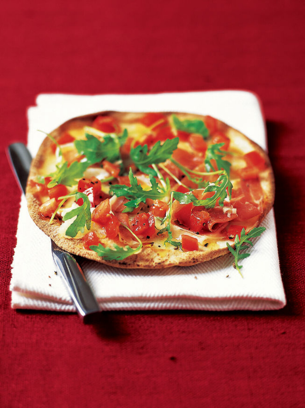 Snabb pizza på tortillabröd. EMV604-EFTERFEST.indd