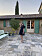 Julia Stridh vid huset hon och familjen hyr i Toscana.