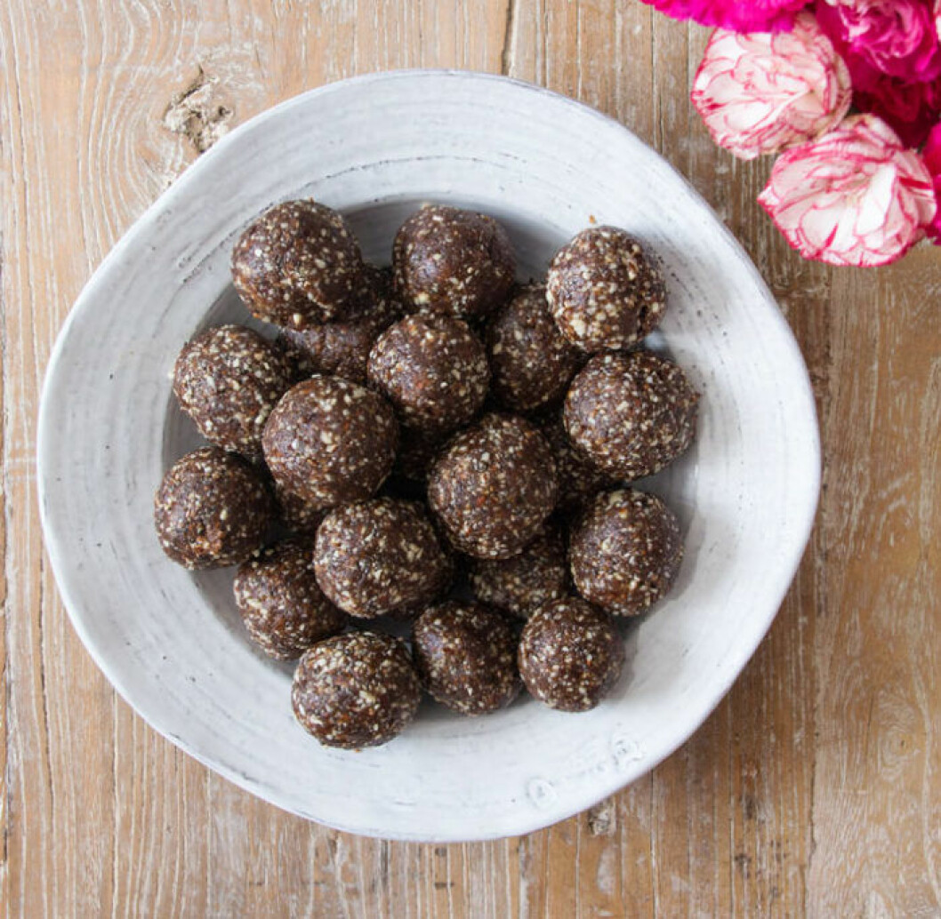 Chokladbollar med dadlar, mandlar och chiafrön. Chokladbollar med dadlar, mandlar och chiafrön.