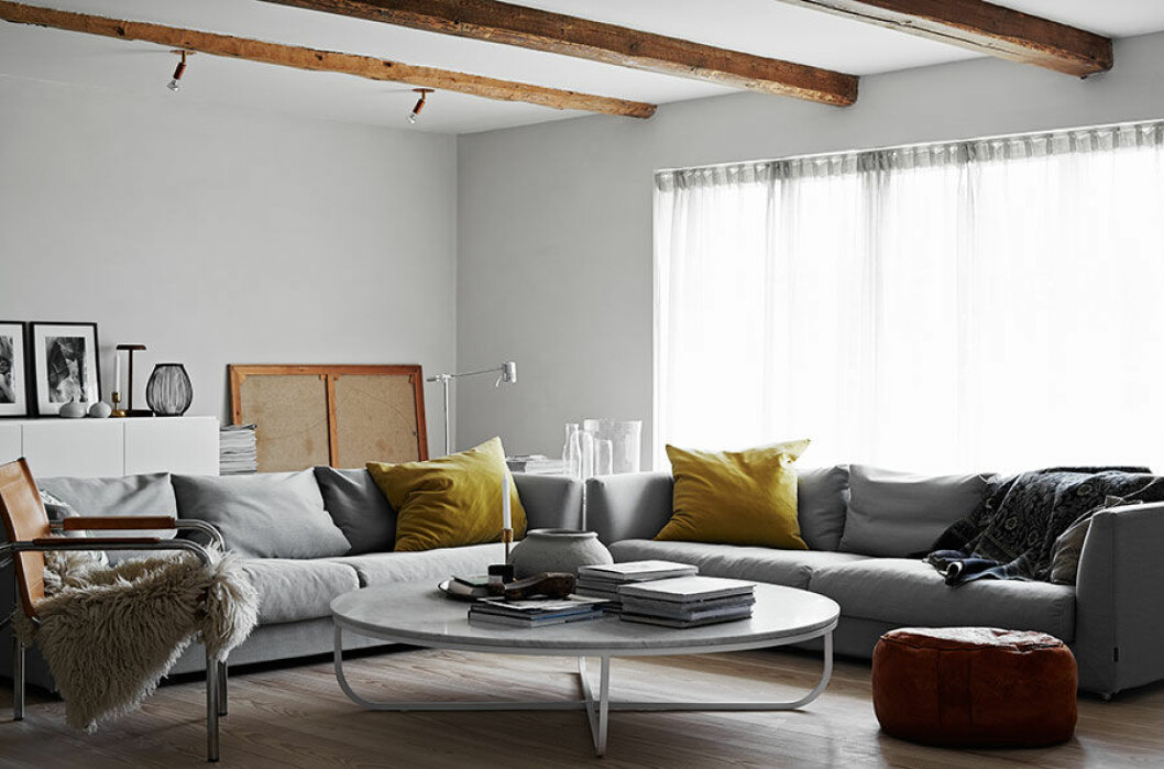 Soffbordet med en bordsskiva i carraramarmor är specialbeställt. Soffor Nemo, design Eero Koivisto och Ola Rune, Offecct . Gardiner och soffkuddar i tyg från Kvadrat. Skinnfåtöljen är fyndad på Blocket. Golv av Douglas Gran från danska Dinesen. Taklampor Star, design Jonas Bohlin, Örsjö Belysning. enkarlekshistoria_soffa_vardagsrum