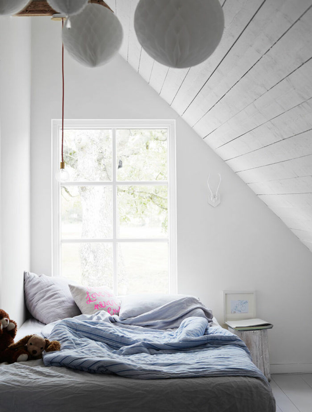 Styling: <a href="http://www.pellahedeby.com/">Pella Hedeby</a> Foto: <a href="http://kristoferjohnsson.com/">Kristoffer Johnsson</a> Bild från: <a href="https://www.elle.se/decoration/forfallna-garden-blev-en-riktig-inredningsdrom/">”Förfallna gården blev en inredningsdröm”</a> enkarlekshistoria_sovrum