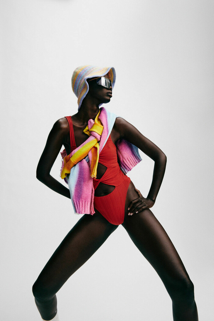 Body, 7 970 kr, Stella McCartney. Knutna tröjor, 3 700 kr/st, och hatt, 1 800 kr, allt Acne Studios. Solglasögon, 4 200 kr, Tom Ford. Modellen har på sig en röd body från Stella McCartney med två knutna tröjor runt sig från Acne Studios