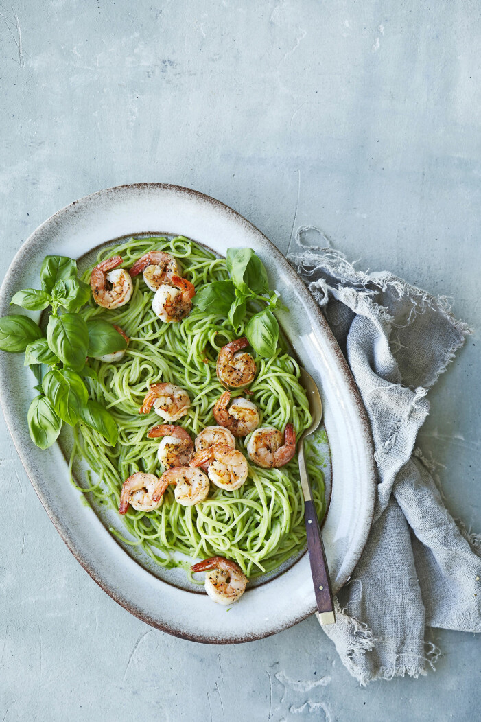 Enkelt recept på spaghetti med räkor och avokadokräm