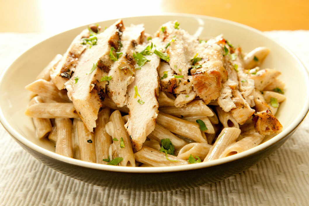 Penne pasta med kyckling i krämig sås. Foto: Shutterstock Penne pasta med kyckling i krämig sås.