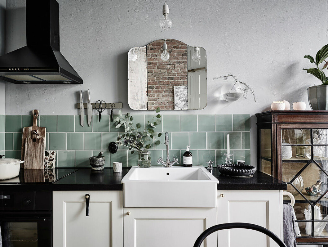 Styling: <a href="https://www.instagram.com/annacate/?hl=sv" target="_blank" rel="noopener">@annacate</a> Foto: Anders Bergstedt för <a href="https://entrancemakleri.se/hem-till-salu/" target="_blank" rel="noopener">Entrance Mäkleri</a>/Mäklare: Erika Bergholm Hållbar inredning till köket med loppisfynd och vintage