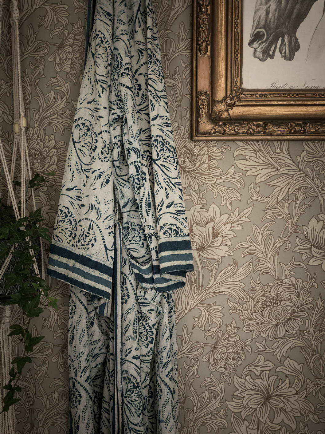 Foto: Anders Bergstedt för <a href="https://entrancemakleri.se/hem-till-salu/" target="_blank" rel="noopener">Entrance Mäkleri/</a>Mäklare: Erika Bergholm Lyxiga tavelramar finns ofta att fynda på loppisar och i vintagebutiker