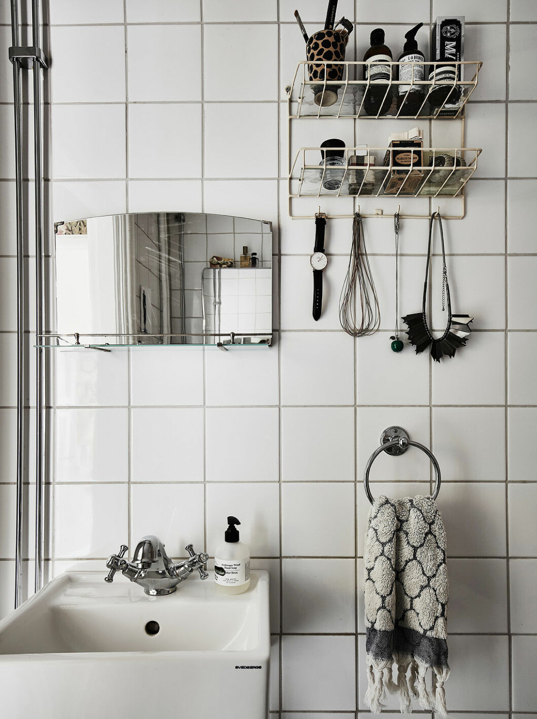 Styling: <a href="https://www.instagram.com/annacate/" target="_blank" rel="noopener">@annacate</a> Foto: Anders Bergstedt för <a href="https://entrancemakleri.se/hem-till-salu/" target="_blank" rel="noopener">Entrance mäkleri</a>/mäklare Erika Bergholm En spegel från loppis gör inredningen personlig
