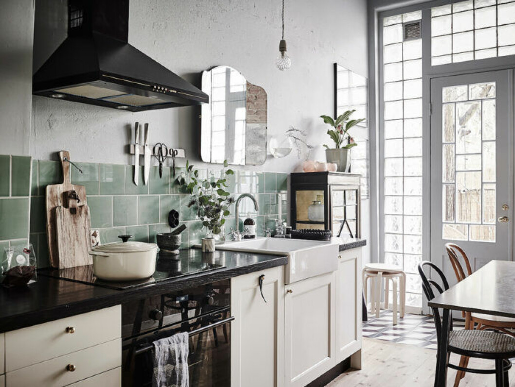 Foto: Anders Bergstedt Styling: Annacate för <a href="https://entrancemakleri.se" target="_blank" rel="noopener">Entrance mäkleri</a>/mäklare: Erika Bergholm Charmigt kök med olika skåpluckor – stylat av @annacate
