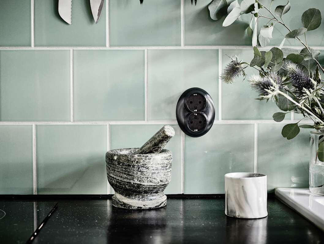 Foto: Anders Bergstedt Styling: Annacate för Entrance mäkleri/mäklare: Erika Bergholm Nya detaljer som beslag och eluttag gör stor skillnad för känslan i ett hem
