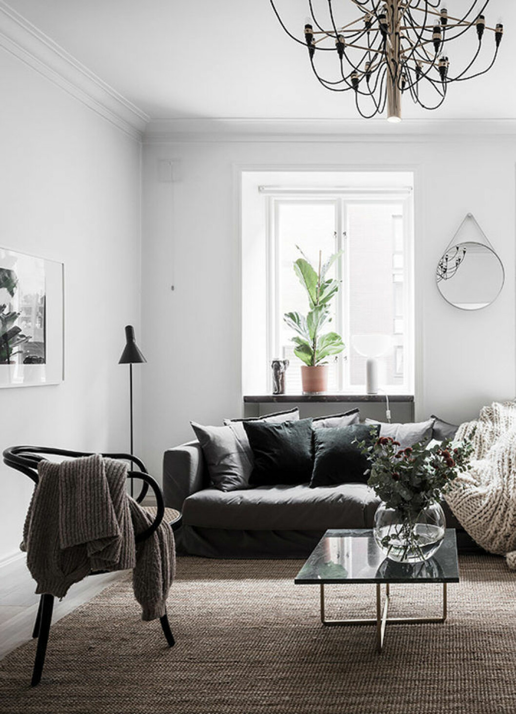 Foto: <a href="https://www.instagram.com/fotografanders/" target="_blank" rel="noopener">Anders Bergstedt</a> för <a href="https://www.instagram.com/entrancemakleri/?hl=sv" target="_blank" rel="noopener">Entrance</a>/mäklare: Jessica Fridstedt Mörk soffa med mörka kuddar