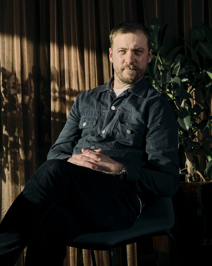 Jerka sitter på en stol och tittar in i kameran