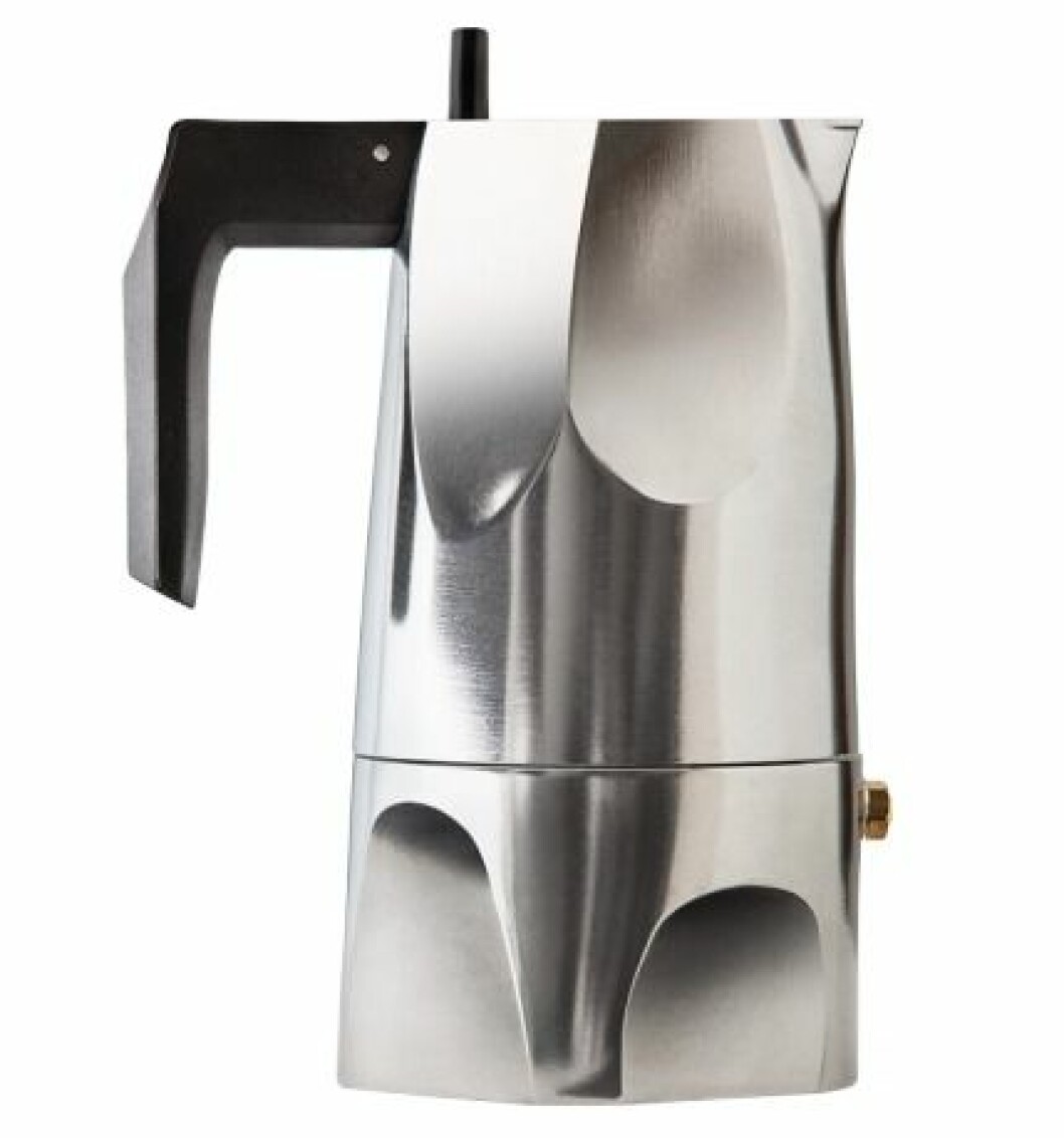 Espressobryggaren <em>Ossidiana</em> i polerat aluminium blir som en liten skulptur i köket med sin vackra fasetterade form. Finns som 1-, 3- och 6-kopparskanna. De minsta kostar 469 kr, Alessi. espressobryggare