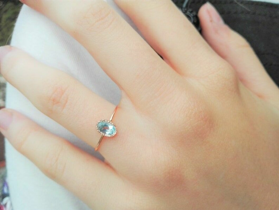Foto: <a href="https://www.etsy.com/se-en/listing/219104953/aquamarine-engagement-ring-in-14k-rose?ga_order=most_relevant&ga_search_type=all&ga_view_type=gallery&ga_search_query=&ref=sr_gallery_22">Alperc</a> Fiskarnas förlovningsring