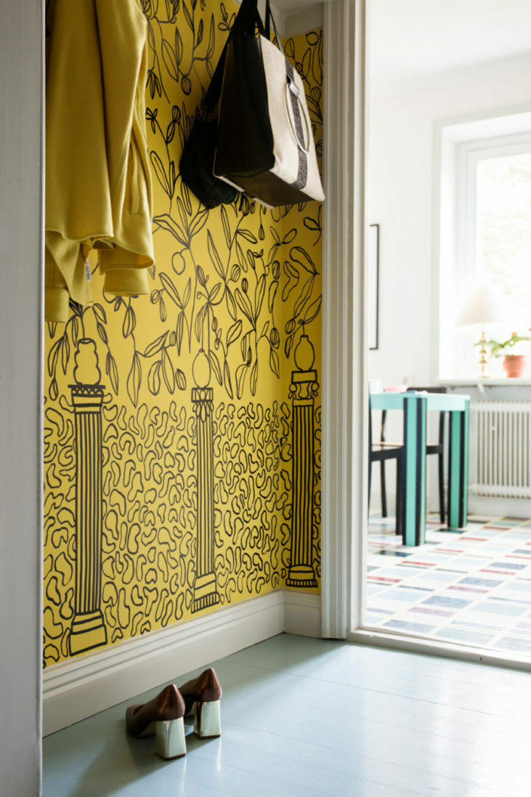 Foto: Johan Sellén Styling: Gill Renlund Syns i: <a href="https://www.elle.se/decoration/unikt-och-fargstarkt-hos-konstnaren/" target="_blank" rel="noopener">”Unikt och färgstarkt hemma hos konstnären”</a> Gul hall hemma hos Evelina Kroon.
