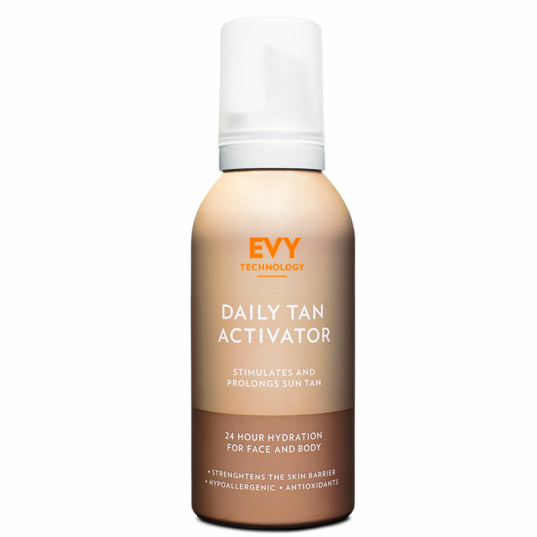 Daily Tan Activator, EVY. <a href="https://track.adtraction.com/t/t?a=1117786221&as=1212076637&t=2&tk=1&epi=boostbranna&url=https://www.lyko.se/evy/evy-daily-tanactivator-150ml" target="_blank" rel="noopener">Här kan du köpa den</a>.
