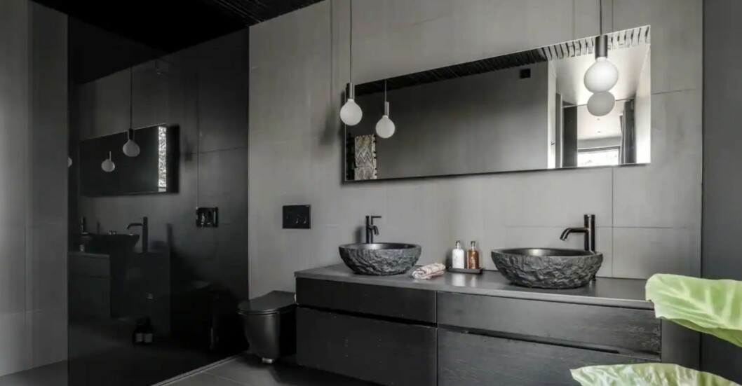 Dubbla handfat i master bathroom. badrum med dubbla handfat
