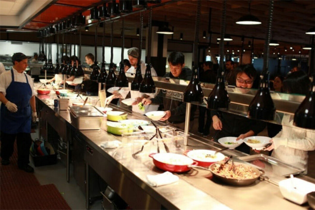 Matsalen hos Facebook. Foto: <a href="http://www.aoweibang.com/view/37104580/" target="_blank" rel="noopener">aoweibang</a> Matsalen hos Facebook.