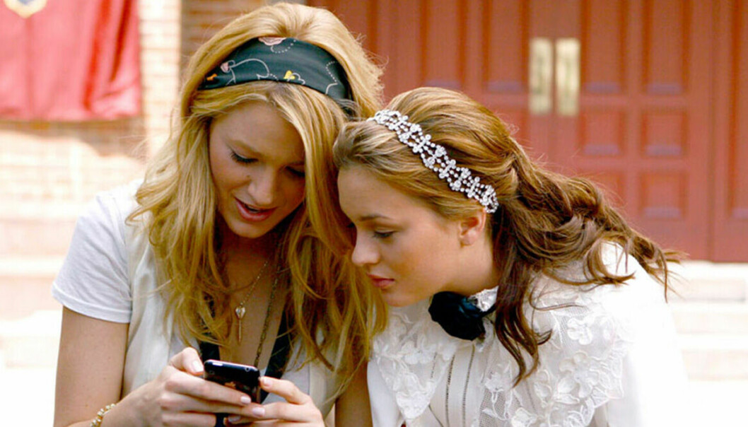 Gossip girl-karaktärerna Serena, och Blair sitter med mobilen, och kanske Facebookar