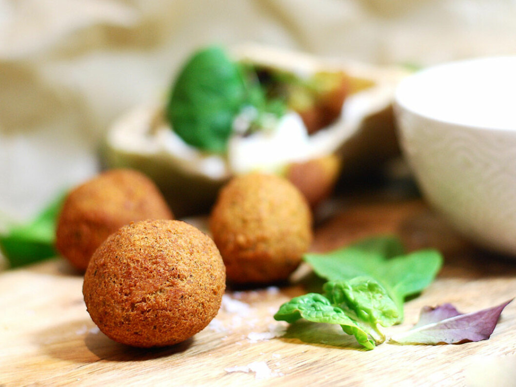 Falafel i pitabröd med yoghurt- & citronsås. Falafel i pitabröd med yoghurt- & citronsås.