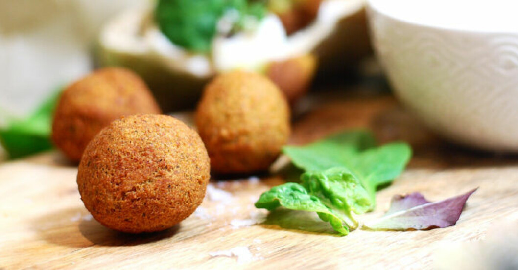 Falafel i pitabröd med yoghurt- & citronsås. Falafel i pitabröd med yoghurt- & citronsås.
