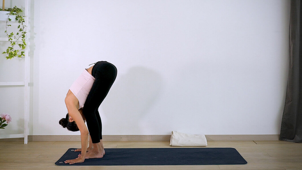 Johanna Ljunggren gör yogapositionen Solhälsning