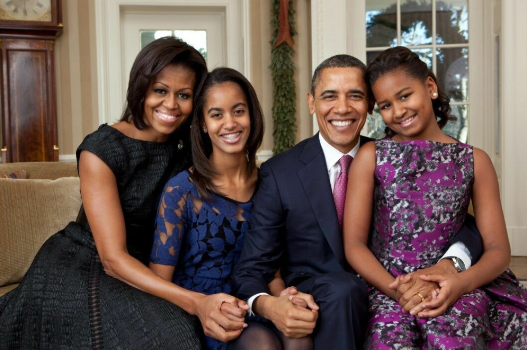 Den här bilden är från 2011 och familjen hade då hunnit att bo i Vita huset i två år. Från vänster: Michelle, Malia, Barack och Sasha. Michelle, Malia, Barack och Sasha Obama. sitter i en soffa finklädda och ler.
