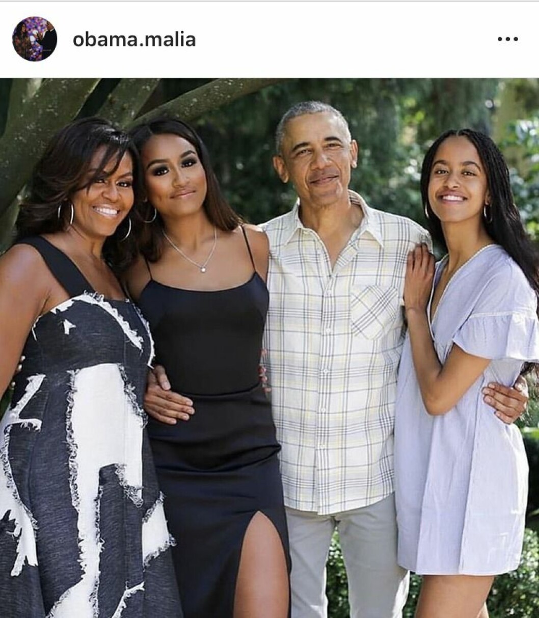 Så här ser familjen och döttrarna Obama ut idag. Sasha i svart mellan sina föräldrar och Malia i ljuslila längst till höger. Michelle, Barack, Malia och Sasha Obama står uppradade för foto och håller om varandra.