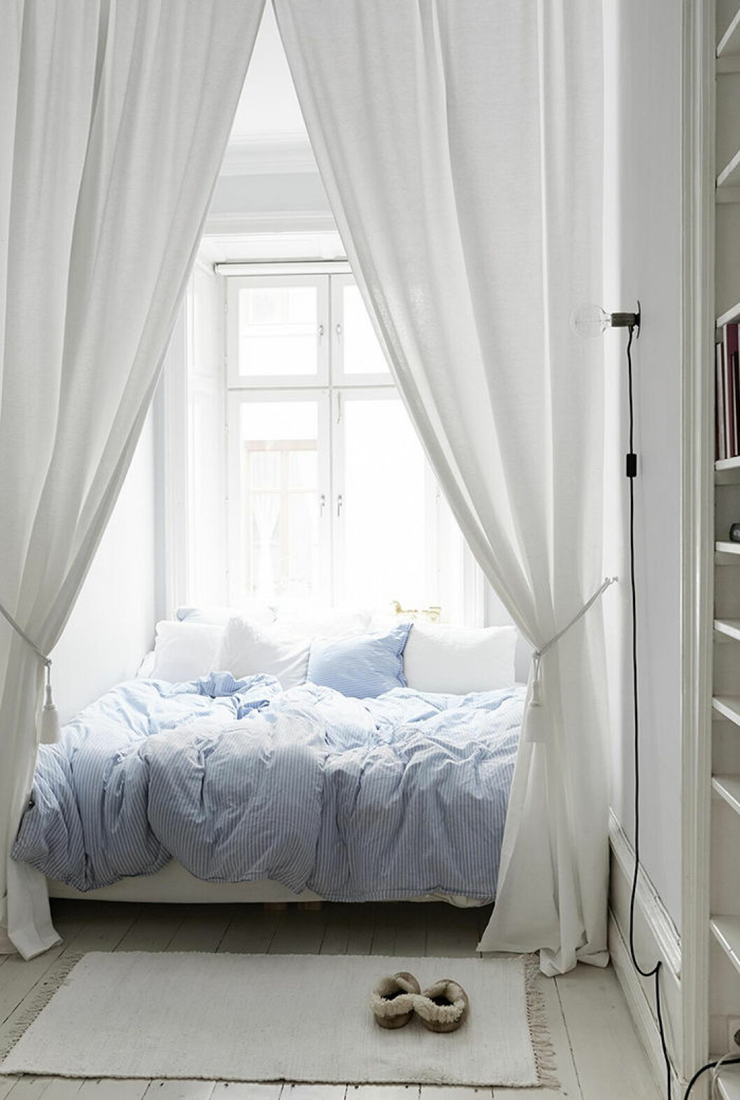 Styling: Ida Lauda, Foto via <a href="https://www.fantasticfrank.se/objekt/OBJ17365_1463517292/bilder#8" target="_blank" rel="noopener">Fantastic Frank</a> Gardiner som ramar in en sovalkov