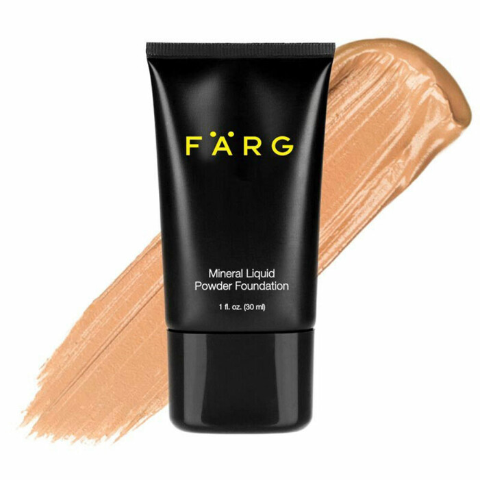 ”Jag vill att Färg ska framhäva din naturliga skönhet, inte få dig att vilja förändras till att matcha makeuptrender i sociala medier.” <em>Mineral liquid powder foundation</em>, 299 kr, Färg. <i>Mineral liquid powder foundation</i>, 299 kr, Färg.