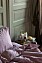 sovrum med lavendellila sängkläder
