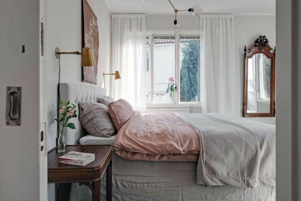 Styling: Hannah Heyman. Foto: Fredrik J Karlsson för <a href="https://www.alvhem.com/" target="_blank" rel="noopener">Alvhem</a> Ett smart färgknep i sovrummet är en bas av neutrala nyanser plus accenter