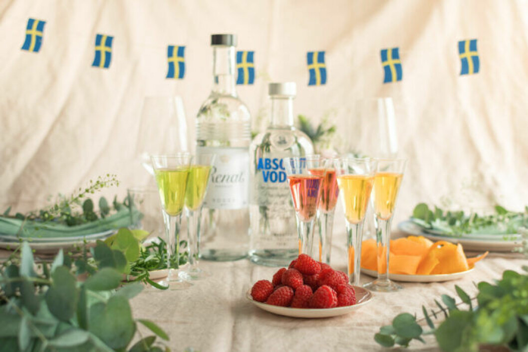 Överraska gästerna med både färg och smak! Eller varför inte göra en flaska att ta med om du är bortbjuden? Rosa, grön och gul snaps